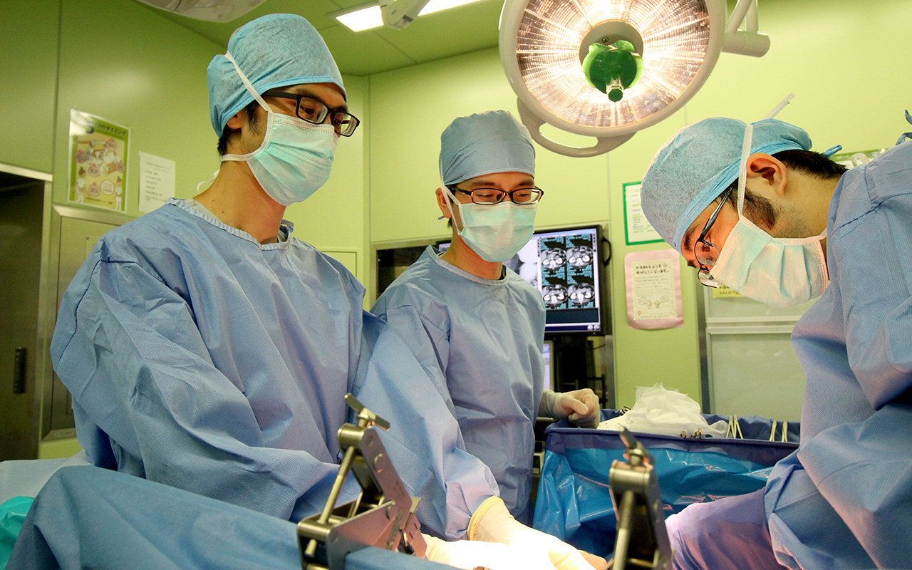 （写真左）茨城西南医療センター病院での外科手術の様子